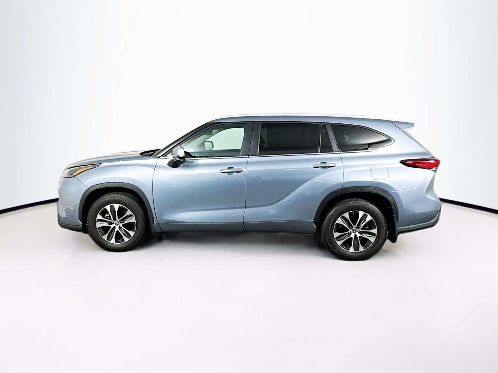 Used 2023  Toyota XLE image 4