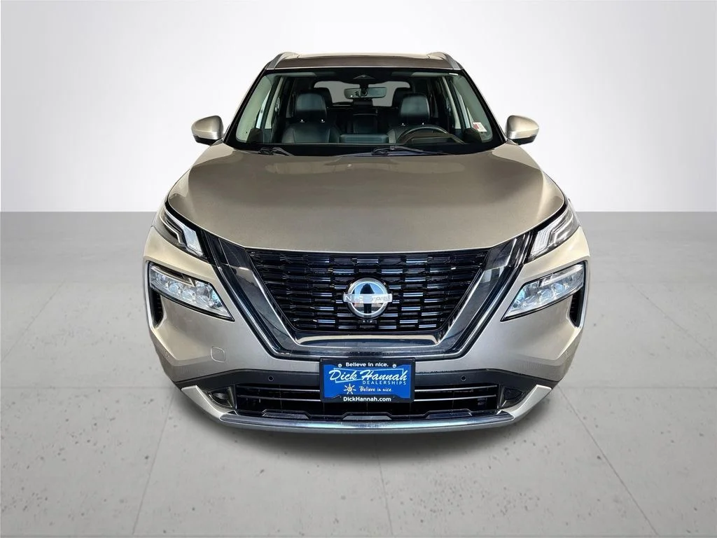 Used 2023 Gold Nissan Platinum image 3