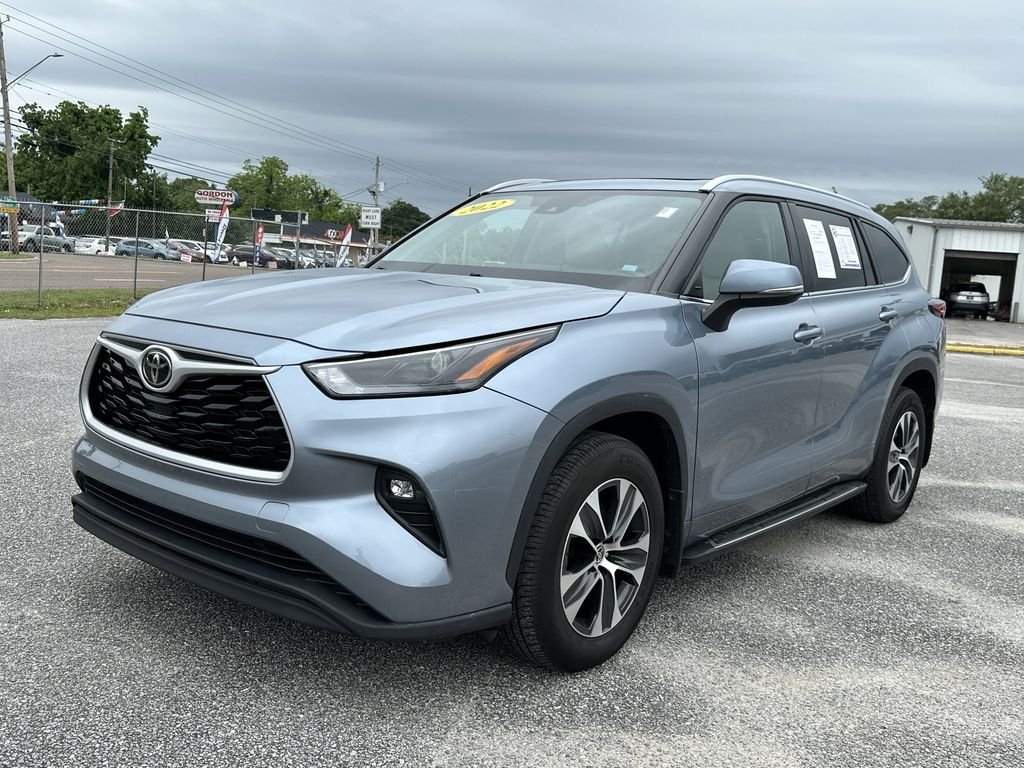 Used 2022  Toyota XLE image 1