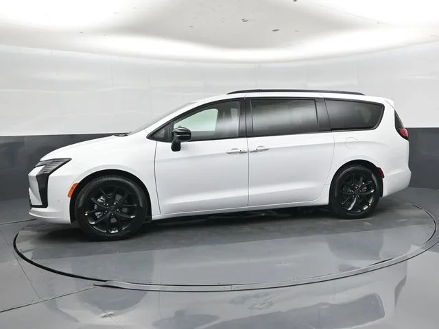 New 2027 Bright White Clear-Coat Exterior Paint Chrysler Limited image 26