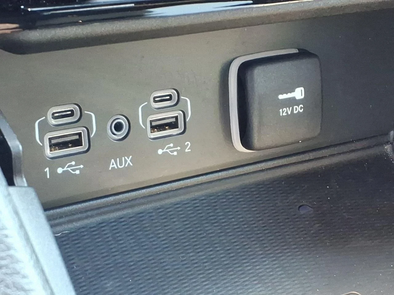 Used 2025 White Jeep Altitude image 5