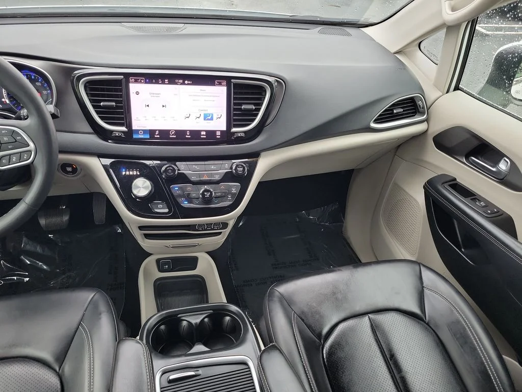 Used 2023 White Chrysler Touring L image 17