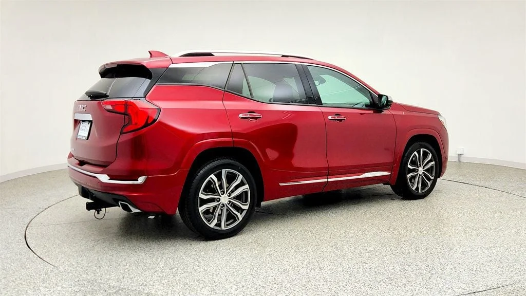 Used 2020 Red Quartz Tintcoat GMC FWD 4dr Denali w/ Premium Package & Skyscape Sunroof image 7
