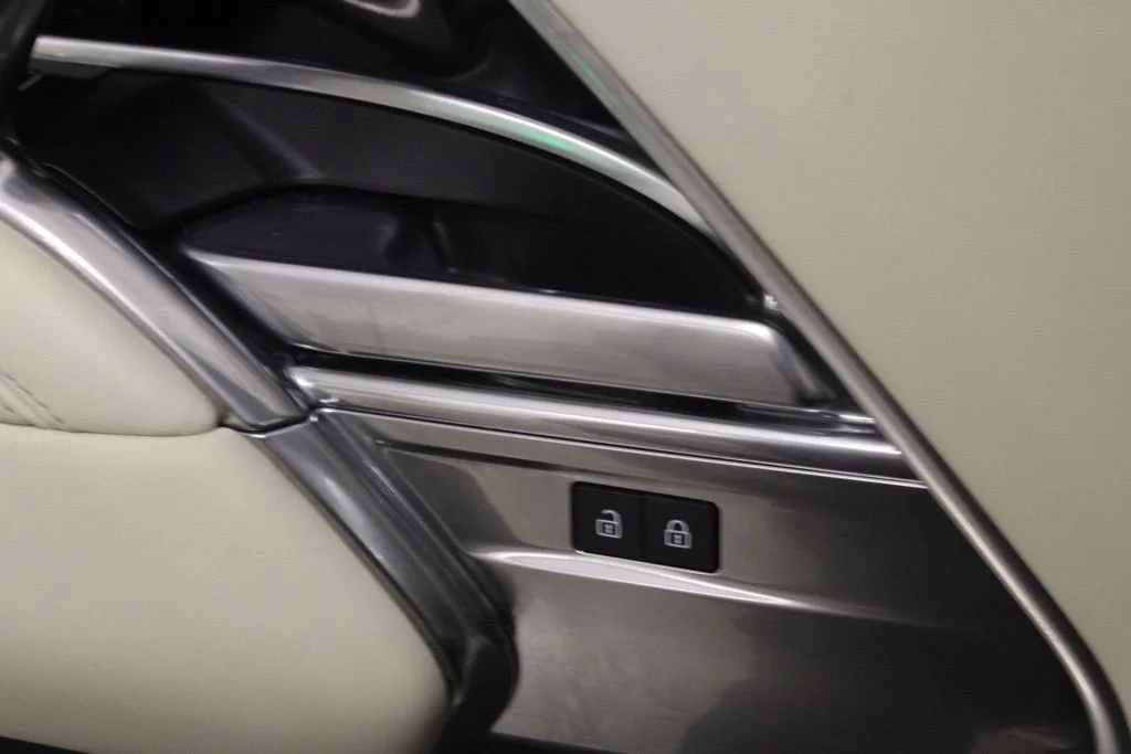 Certified Used 2025  Land Rover SE image 19
