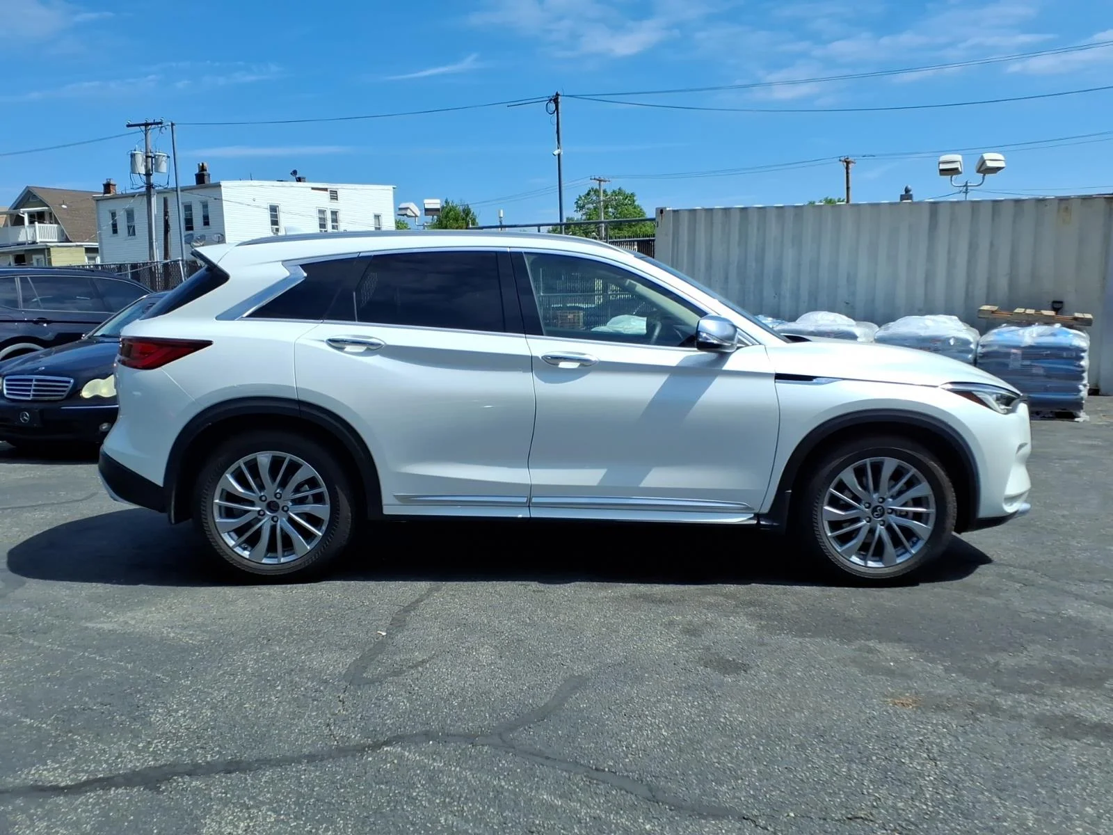Certified Used 2025 White INFINITI LUXE image 5