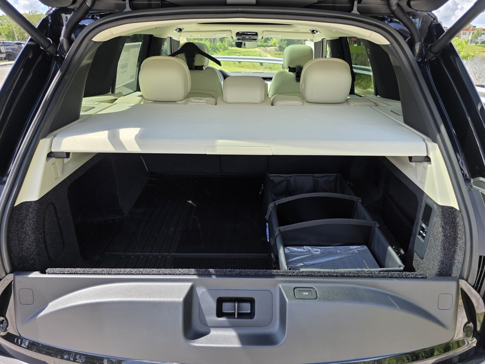 New 2026 Santorini Black Land Rover P400 SE image 14