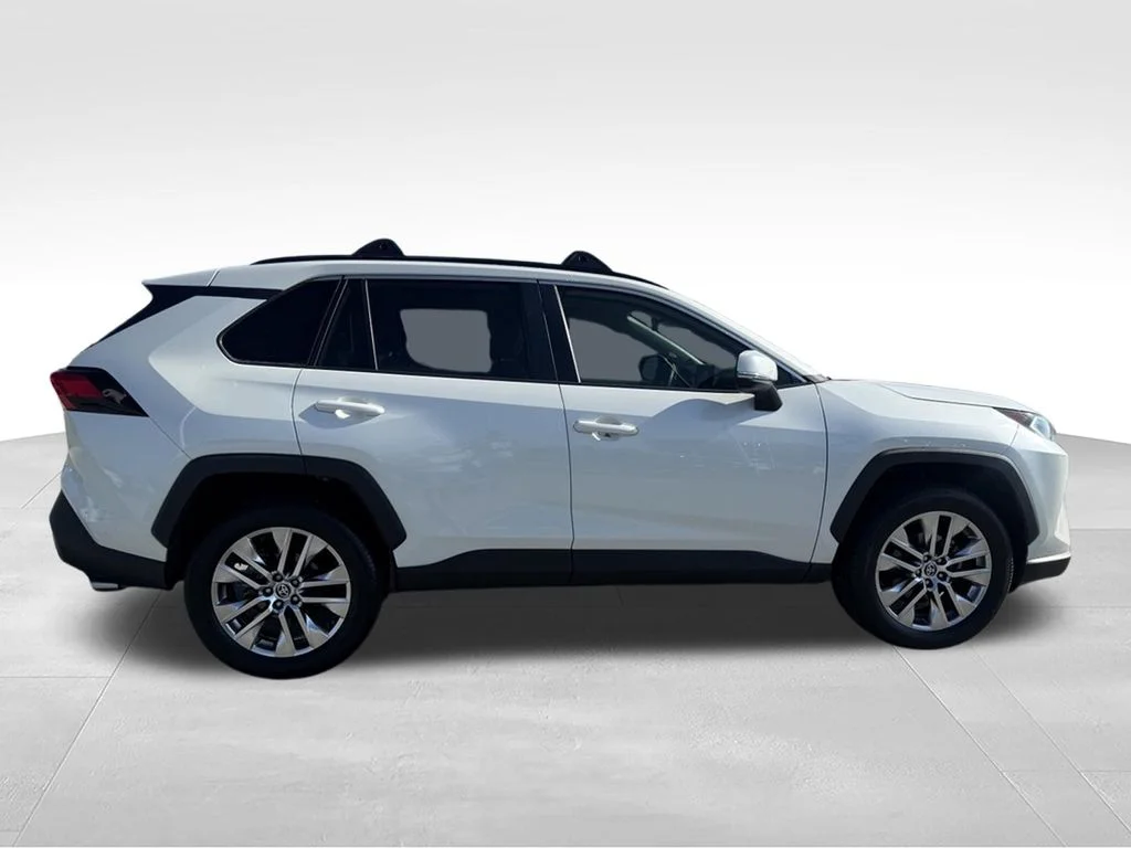 Used 2021 White Toyota XLE Premium image 27