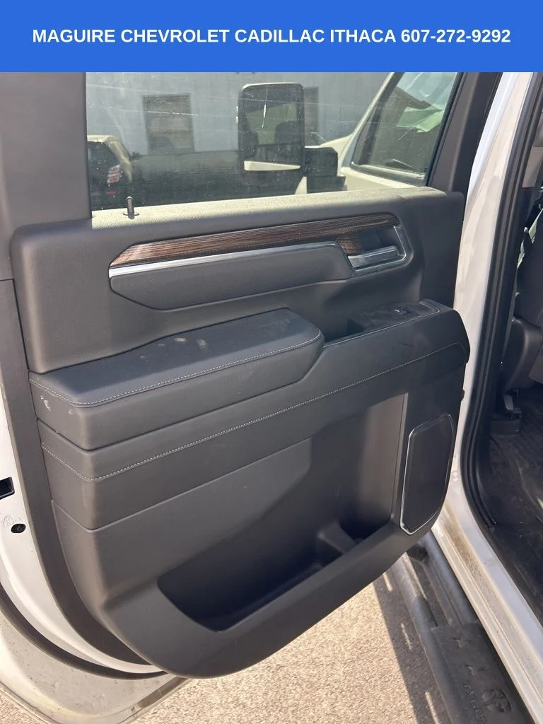 Used 2025 White Chevrolet LT image 7