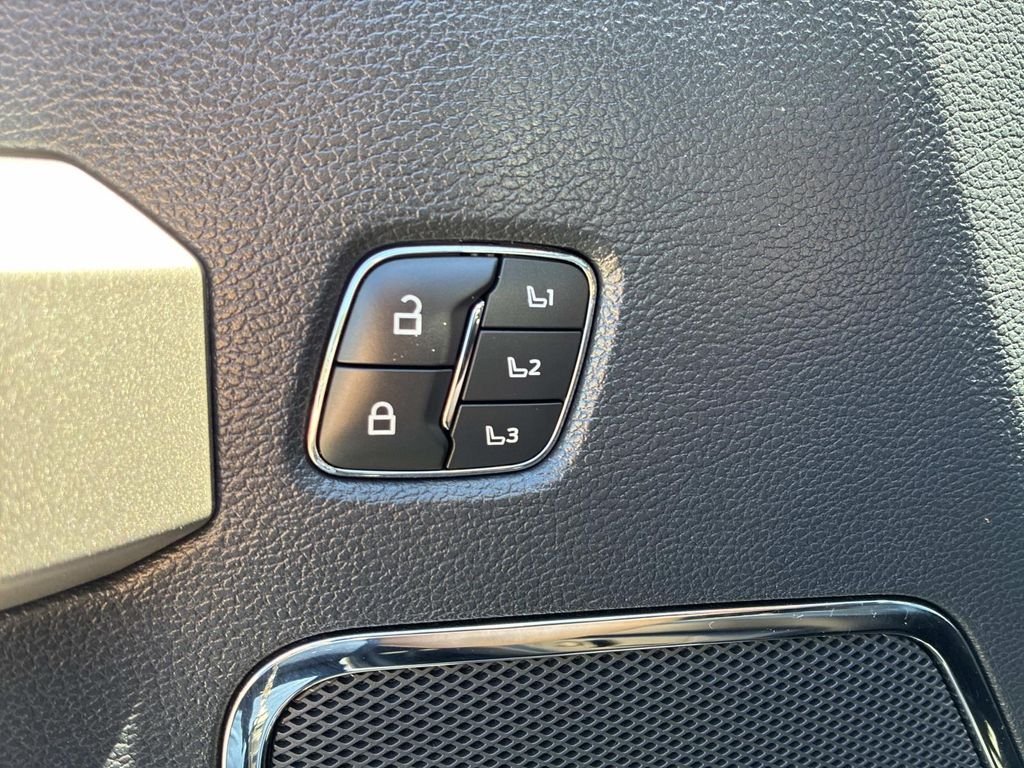 Used 2022 White Ford Lariat image 21