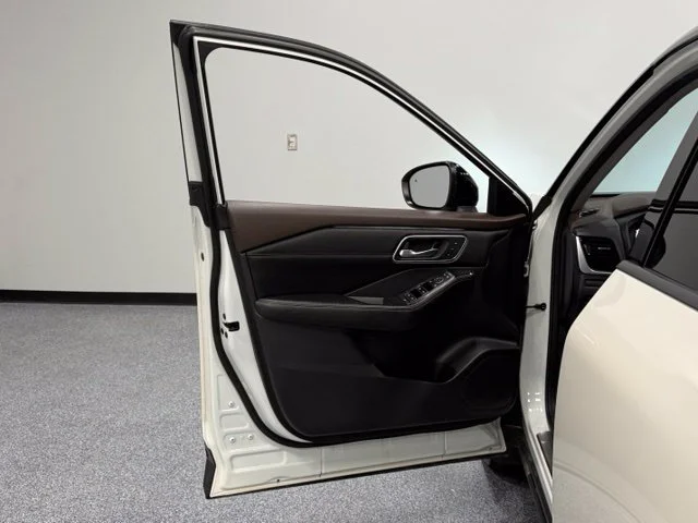 Used 2021 White Nissan Platinum image 10