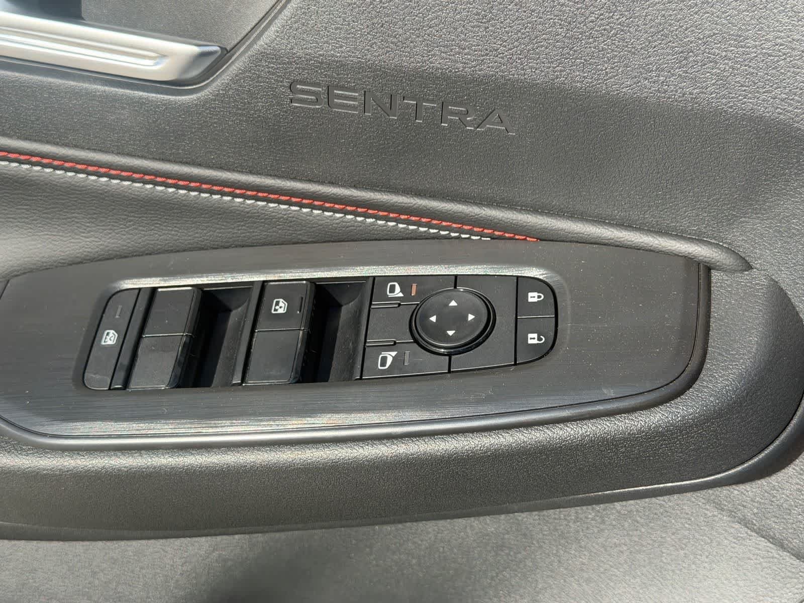 Nueva imagen del Nissan SR 2026 en dos tonos: Bluestone Pearl y Super Black (15)