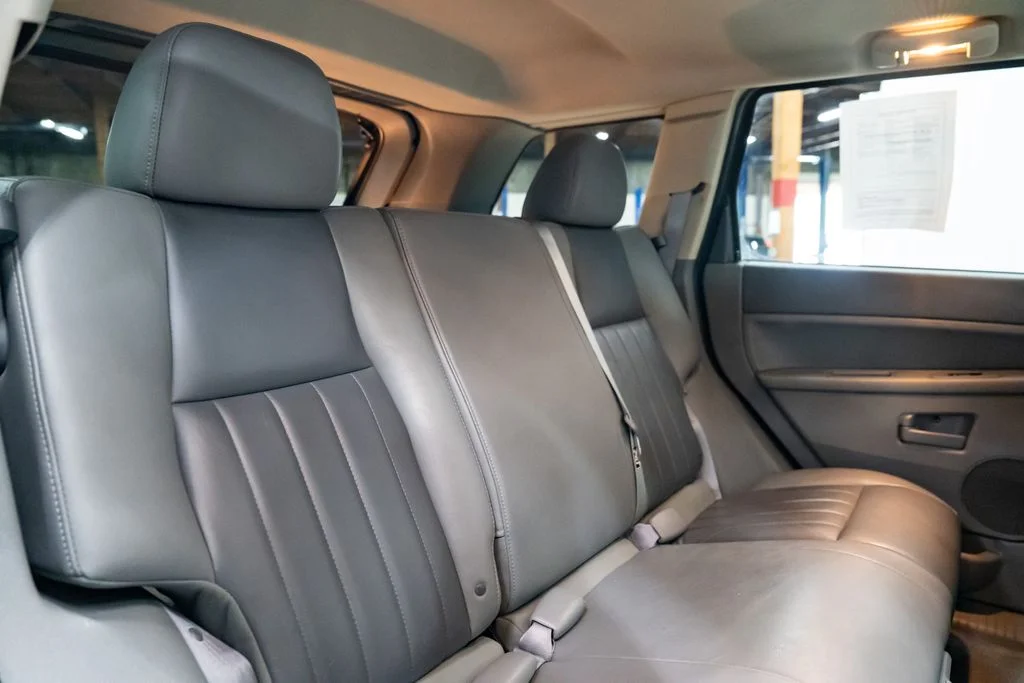 Used 2007 Silver Jeep Laredo image 31