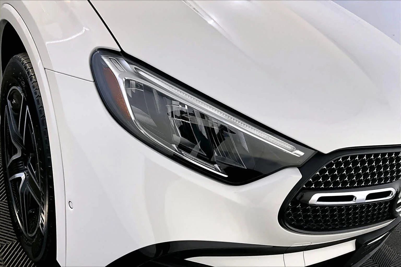 Certified Used 2025 Polar White Mercedes-Benz GLC 300 image 27