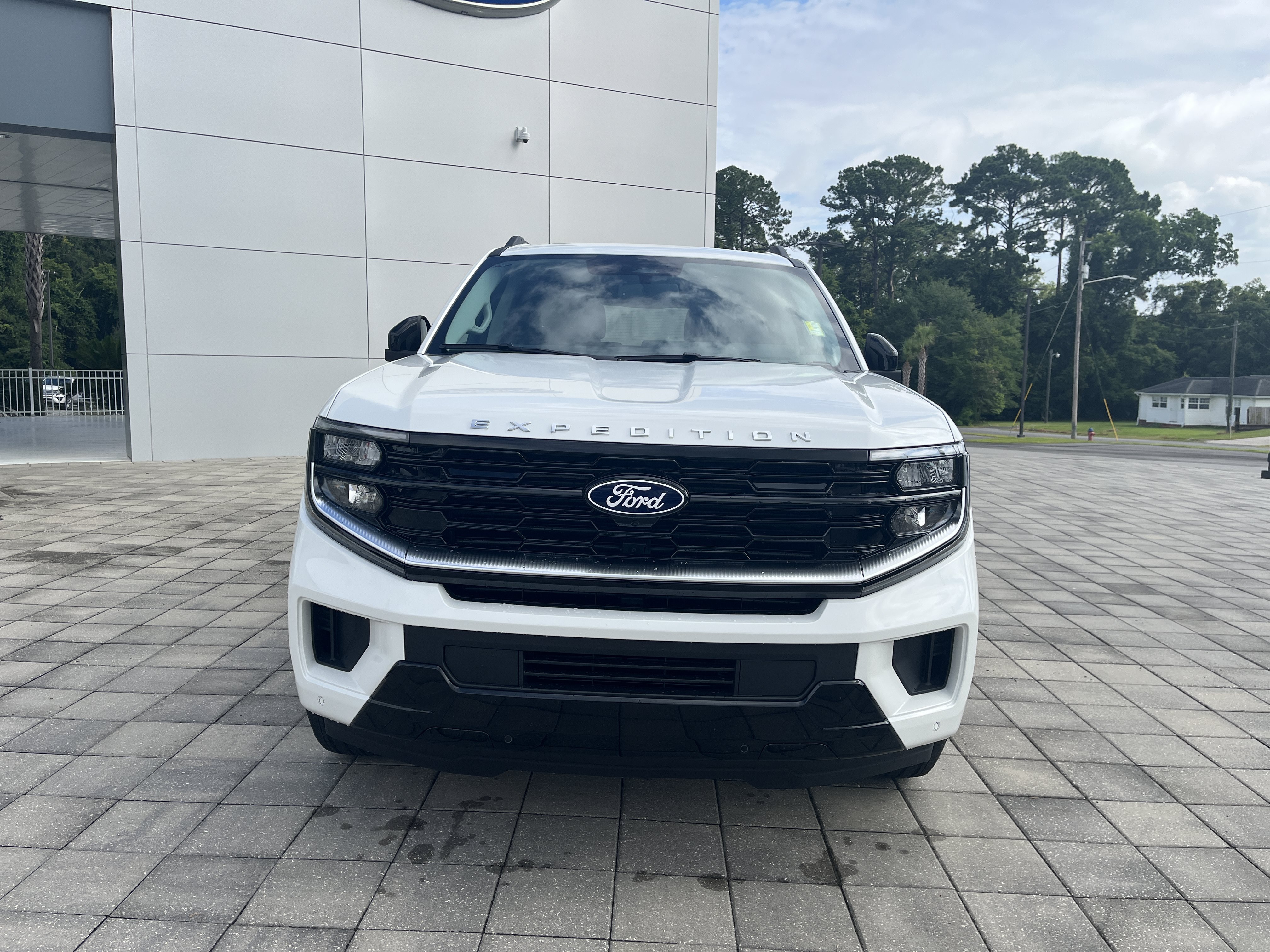 New 2027 Star White Metallic Tri-Coat Ford Platinum image 9