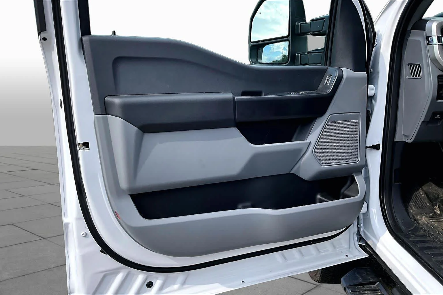 New 2026 Oxford White Ford XLT image 11
