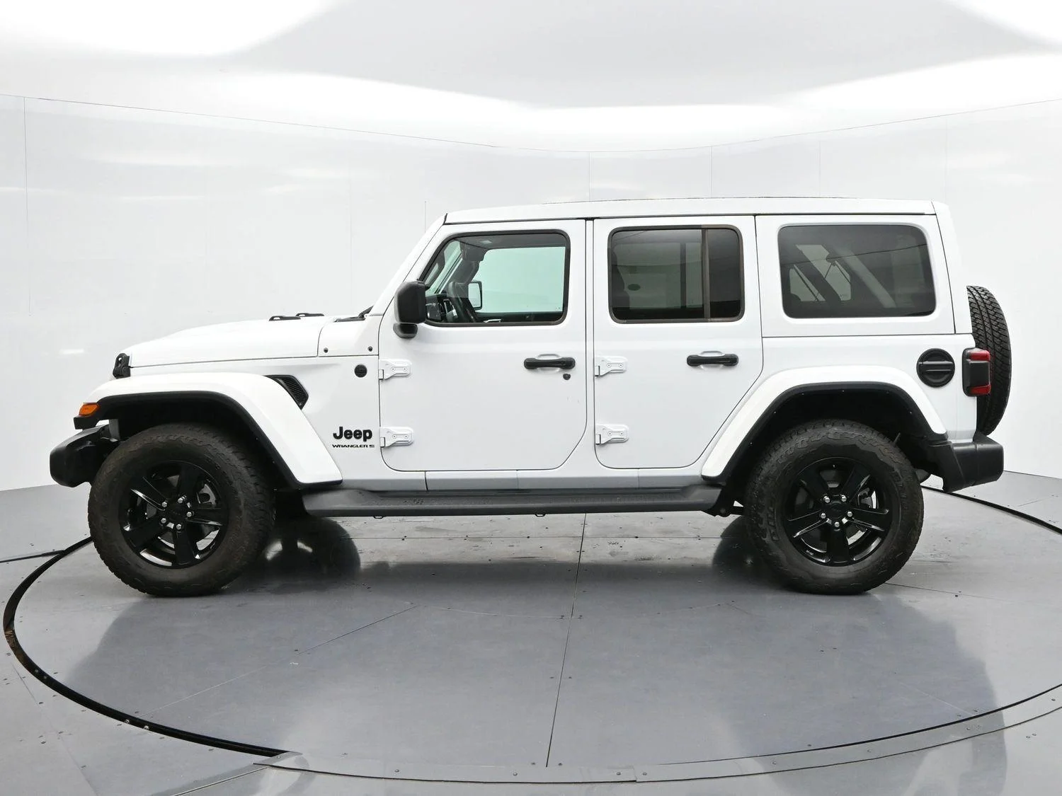 Used 2023 White Jeep Sahara Altitude image 4