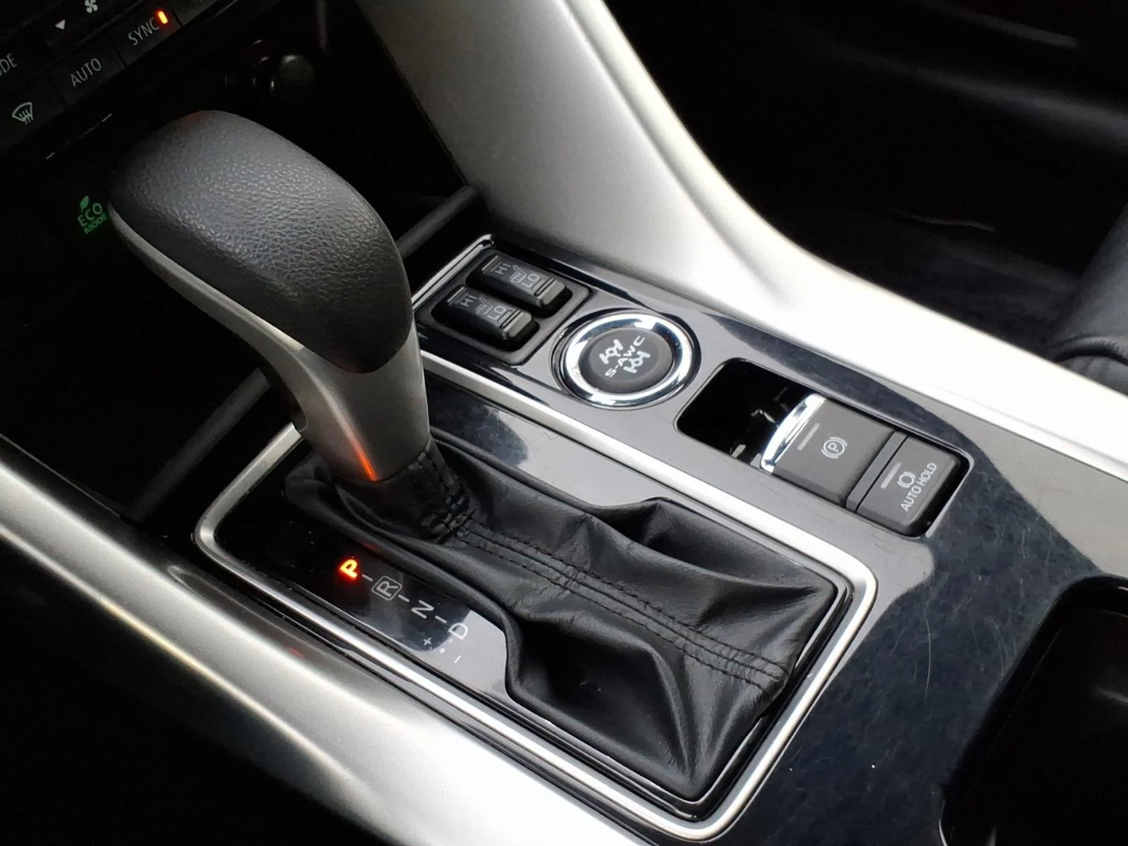 Used 2024  Mitsubishi SEL image 18
