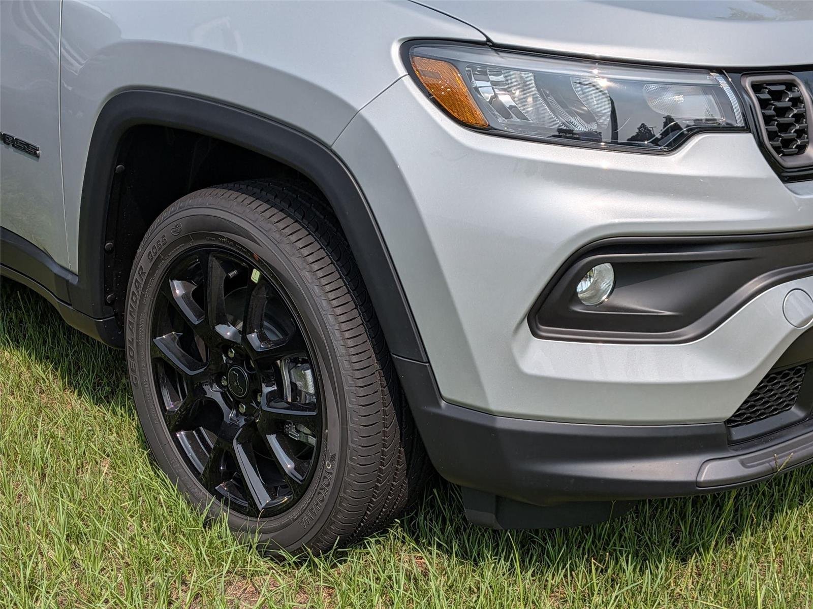 New 2026 Silver Zynith Metallic Clear-Coat Exterior Paint Jeep Latitude Altitude image 3