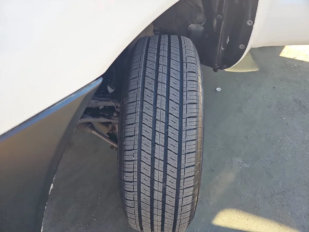 Used 2015 White Toyota Base image 33