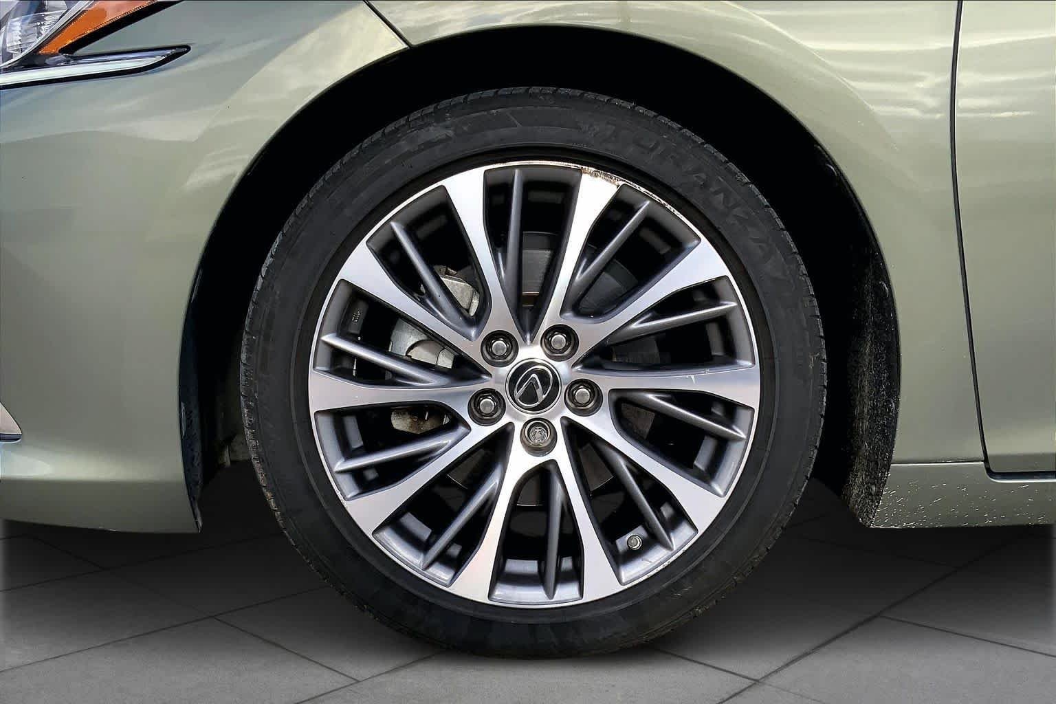 Used 2019 Sunlit Green Lexus  image 10