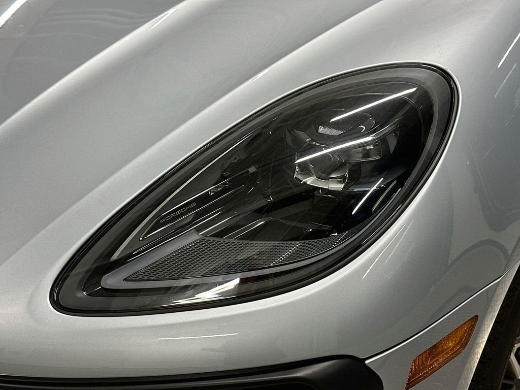 Used 2025  Porsche  image 32