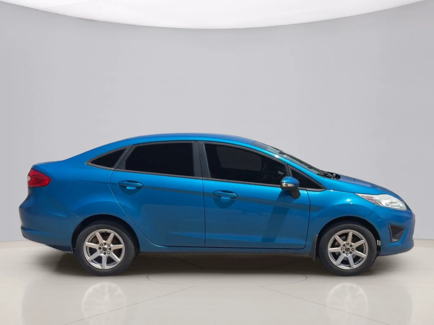 Used 2013 Blue Ford SE image 4