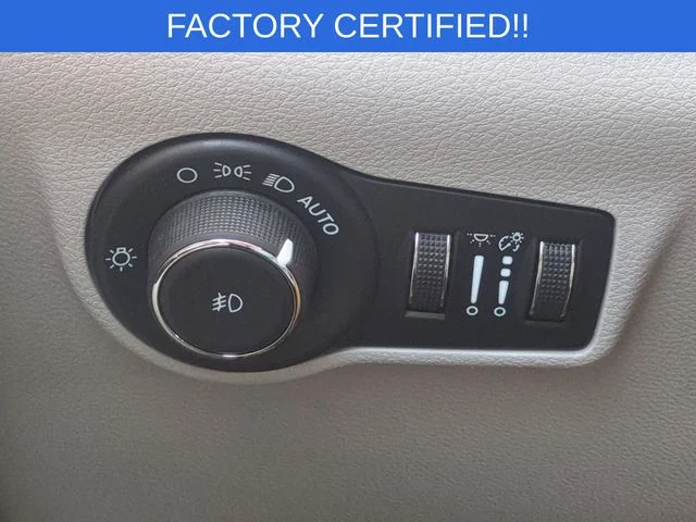 Used 2024 White Jeep Latitude image 18
