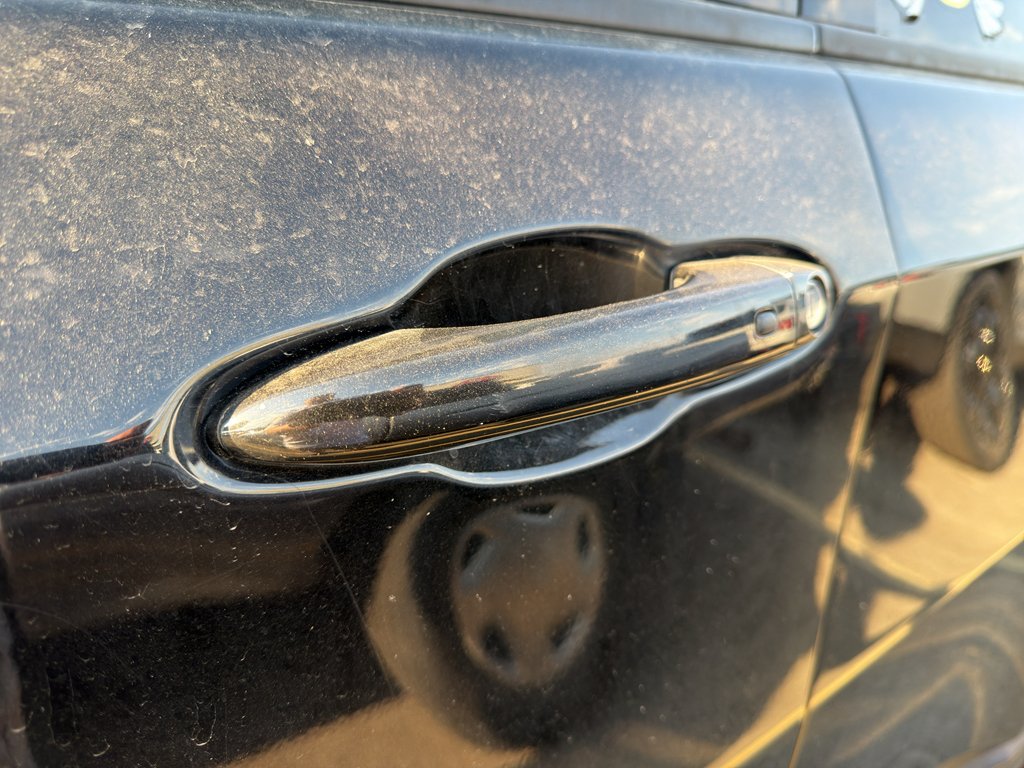 Used 2019 Diamond Black Crystal Pearlcoat Jeep Latitude image 10