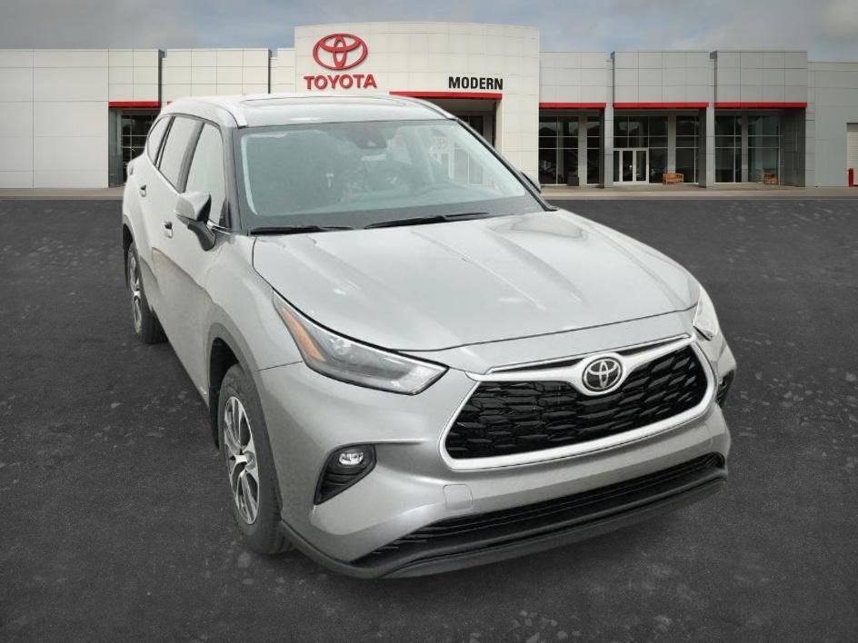 New 2026 Heavy Metallic Toyota Hybrid XLE image 7