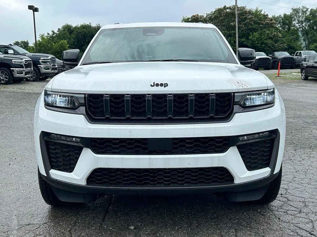 New 2026 Bright White Clear-Coat Exterior Paint Jeep Limited image 3
