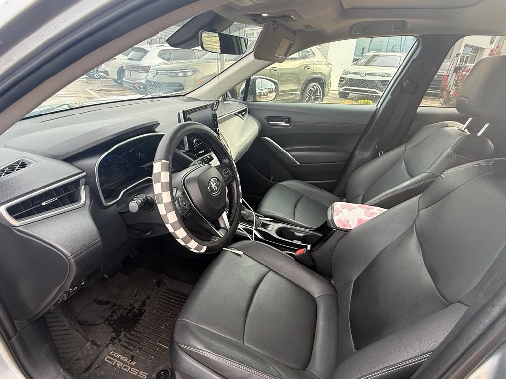 Used 2022 Silver Toyota XLE image 10