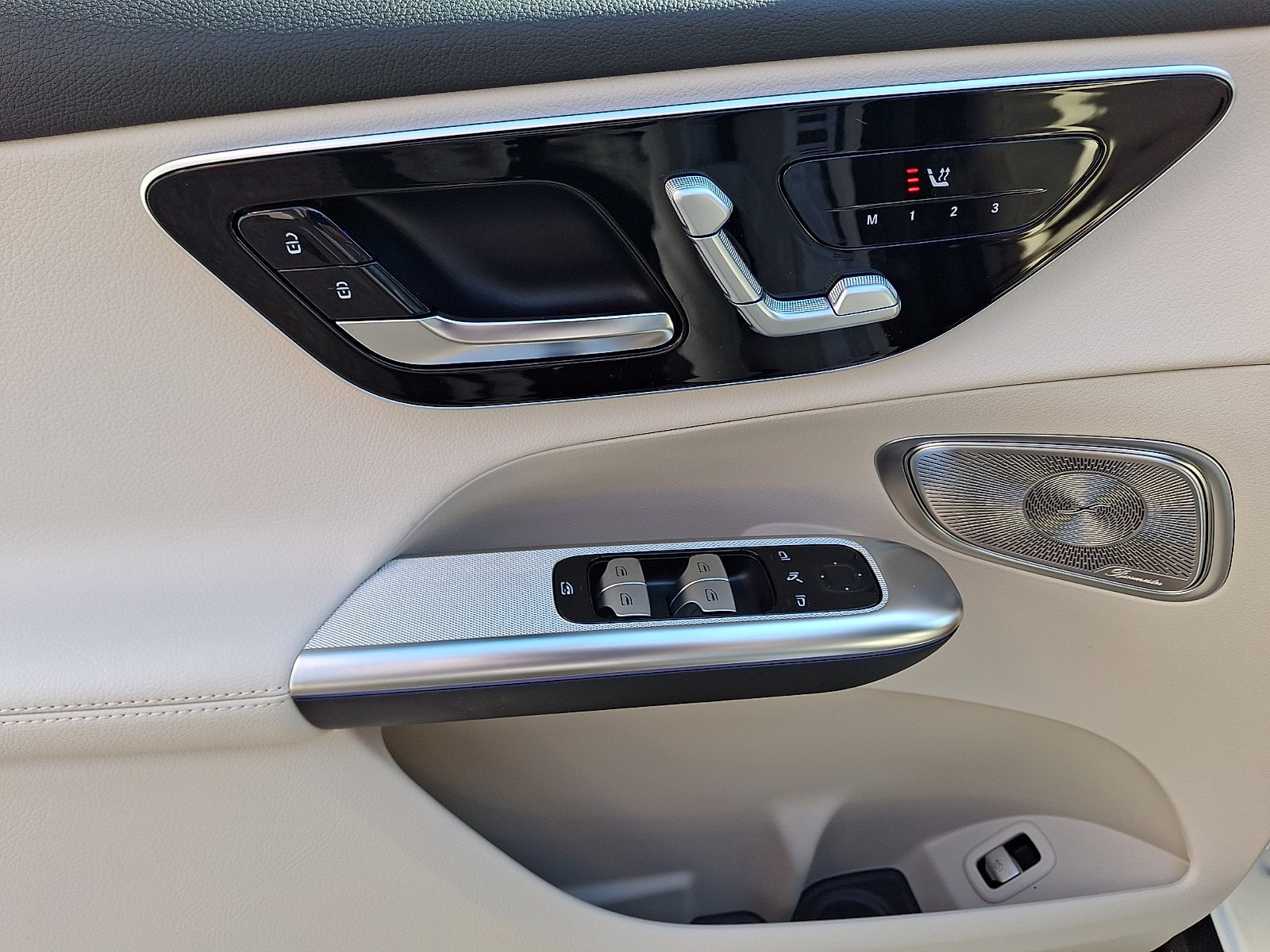 New 2027 Polar White Mercedes-Benz GLC 300 image 33