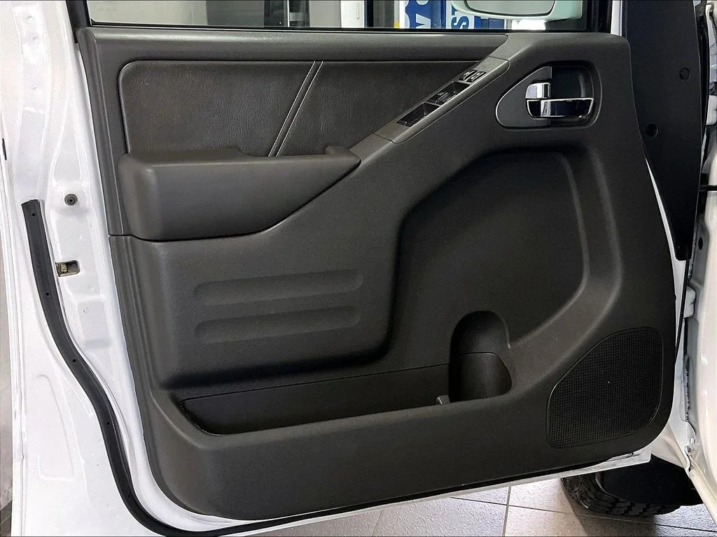 Used 2020 White Nissan PRO-4X image 9