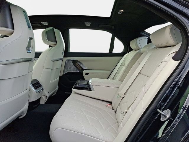2026 BMW 7 Series 760i - Photo 9