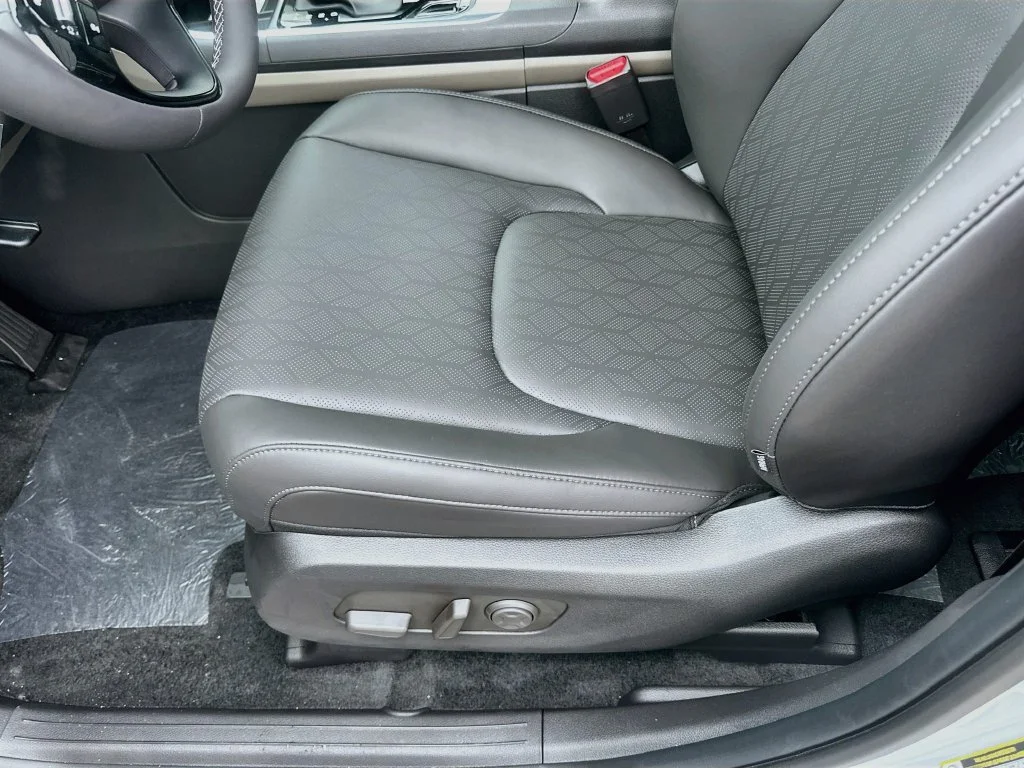 New 2027 Ivory Silver Kia EX image 19