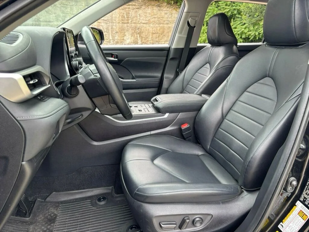 Used 2022 Black Toyota XLE image 39