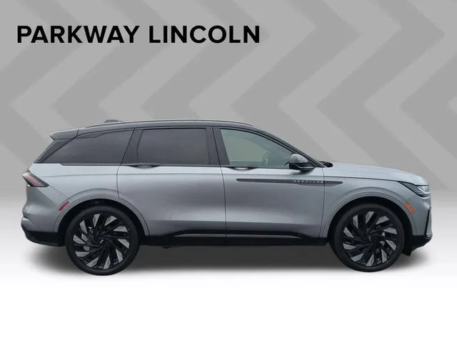 Used 2024 Gray Lincoln Reserve image 6