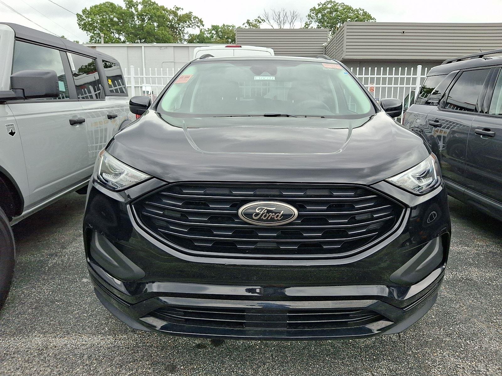 Certified Used 2022 Agate Black Ford SE image 2