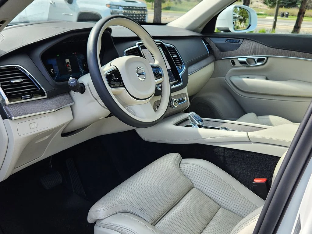 Used 2023 Crystal White Metallic Volvo Ultimate image 7
