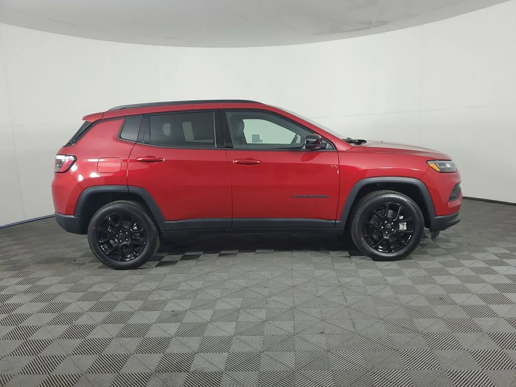 New 2026 Red Hot Pearl-Coat Exterior Paint Jeep Latitude image 3
