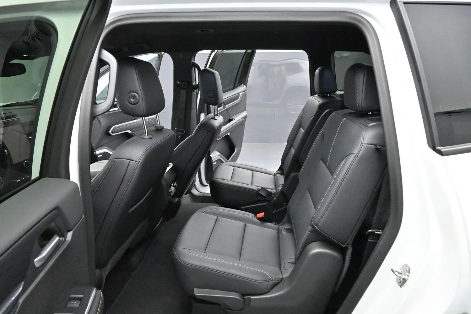 Used 2024 Summit White GMC FWD Elevation image 29