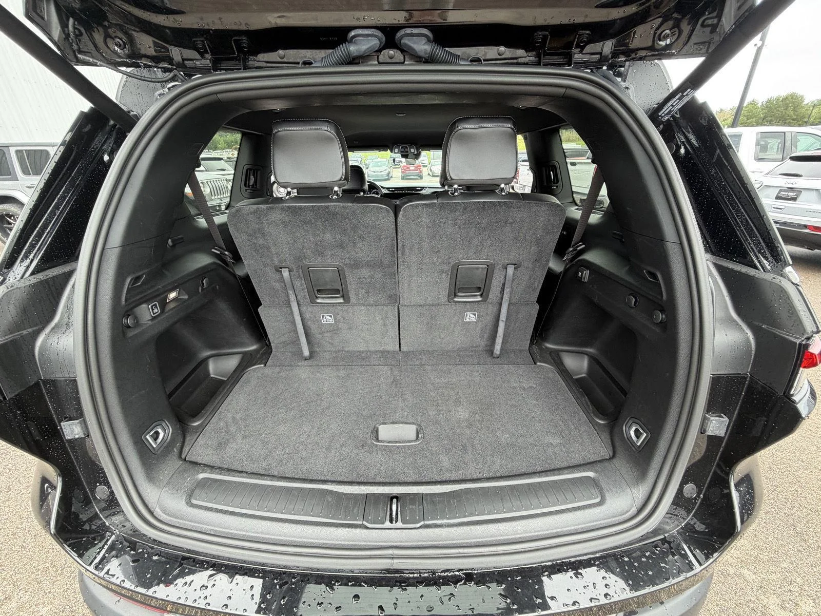 Used 2025 Diamond Black Crystal Pearlcoat Jeep Limited image 19
