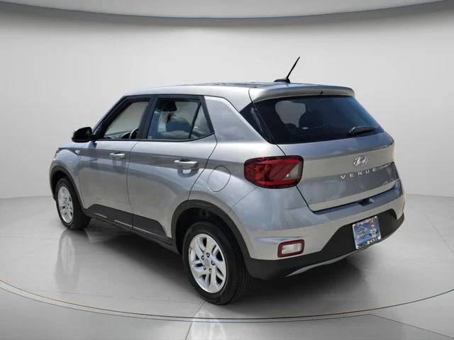 Used 2025 Silver Hyundai SE image 8