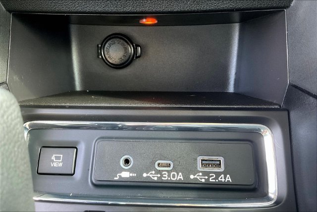 Used 2025 White Subaru Onyx Edition Touring image 17