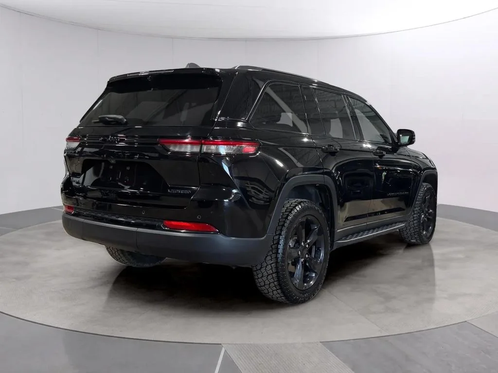 Used 2024 Diamond Black Crystal Pearlcoat Jeep Limited image 3