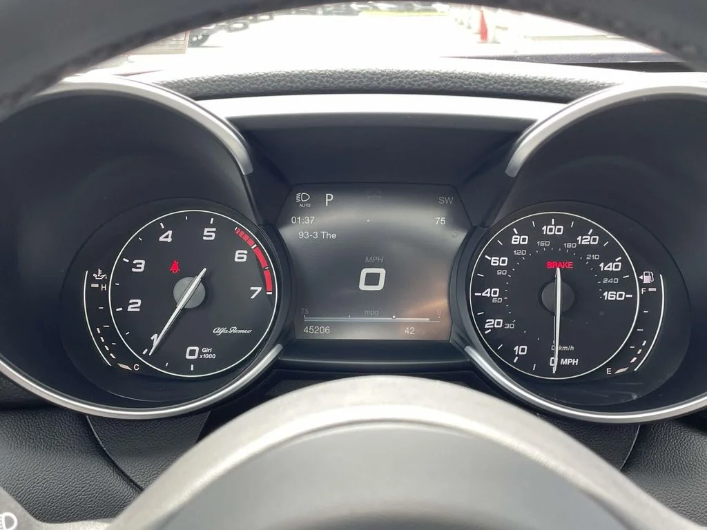 Used 2017 Red Metallic Alfa Romeo Base image 39