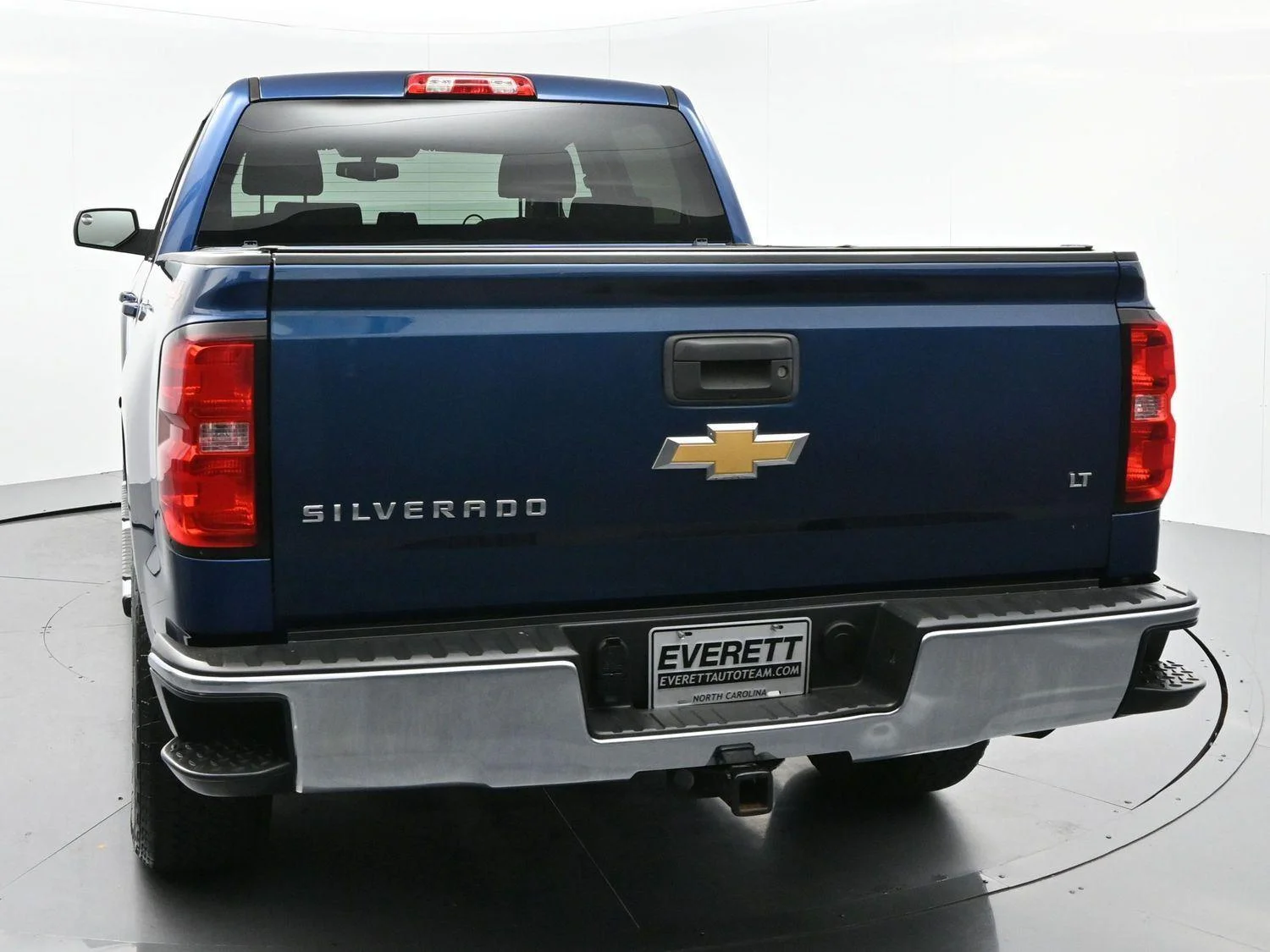 Used 2018 Deep Ocean Blue Metallic Chevrolet LT image 6