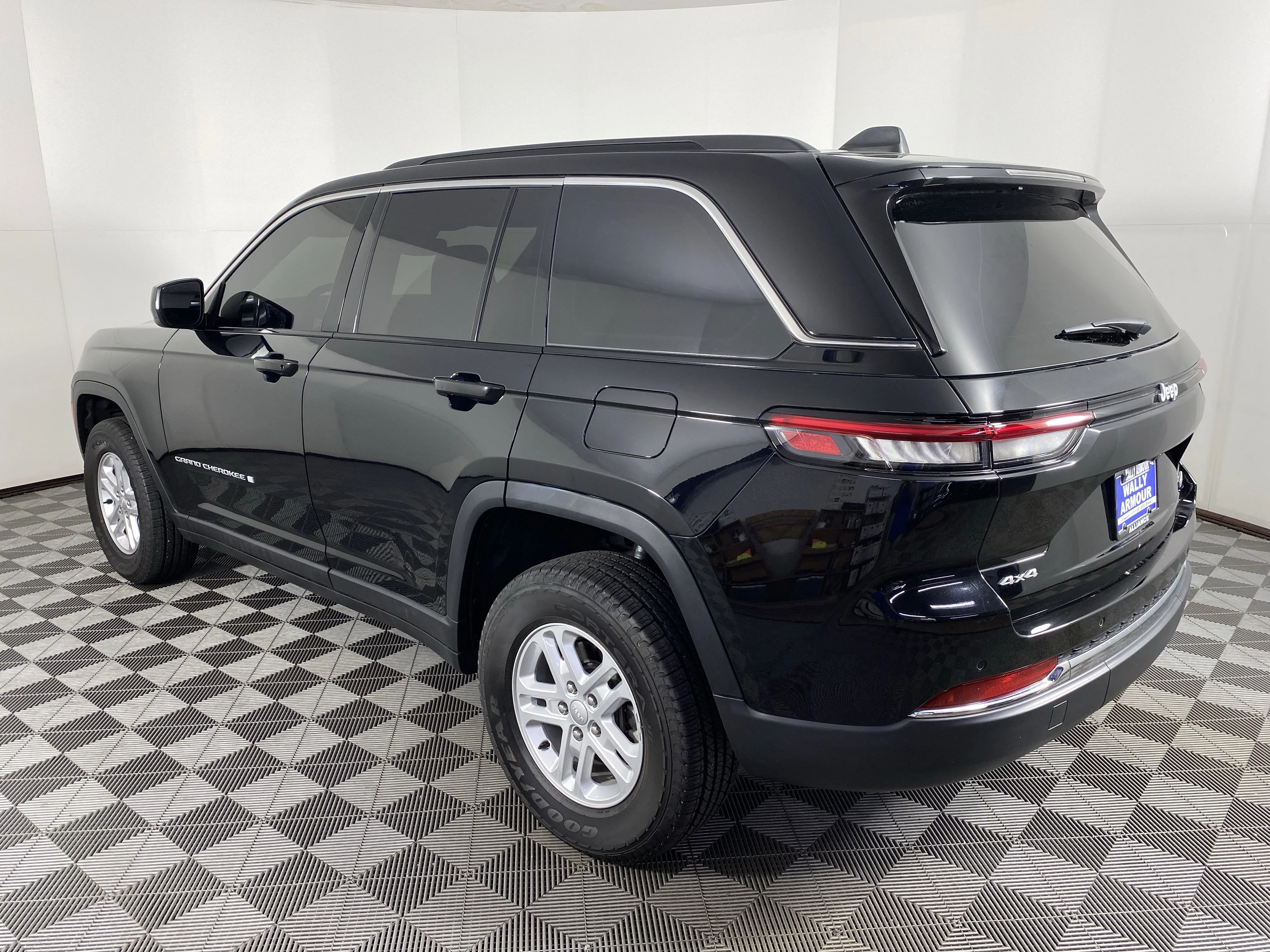 Used 2024 Diamond Black Crystal Pearlcoat Jeep Laredo image 9
