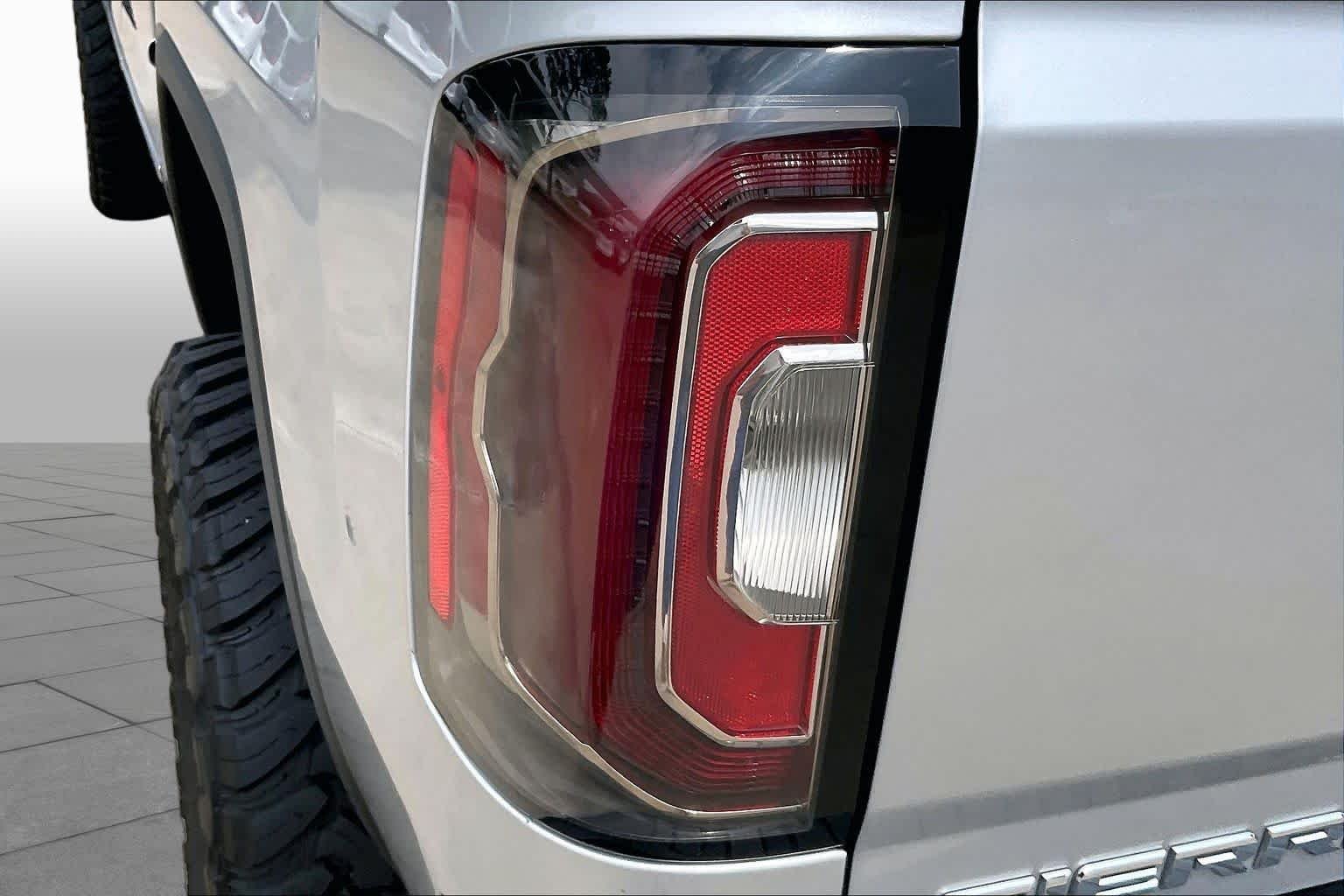 Used 2018 Quicksilver Metallic GMC SLT image 28
