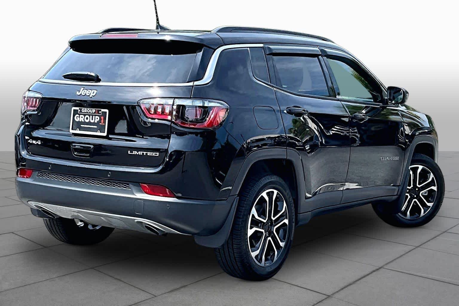 Used 2023 Diamond Black Crystal Pearlcoat Jeep Limited image 13